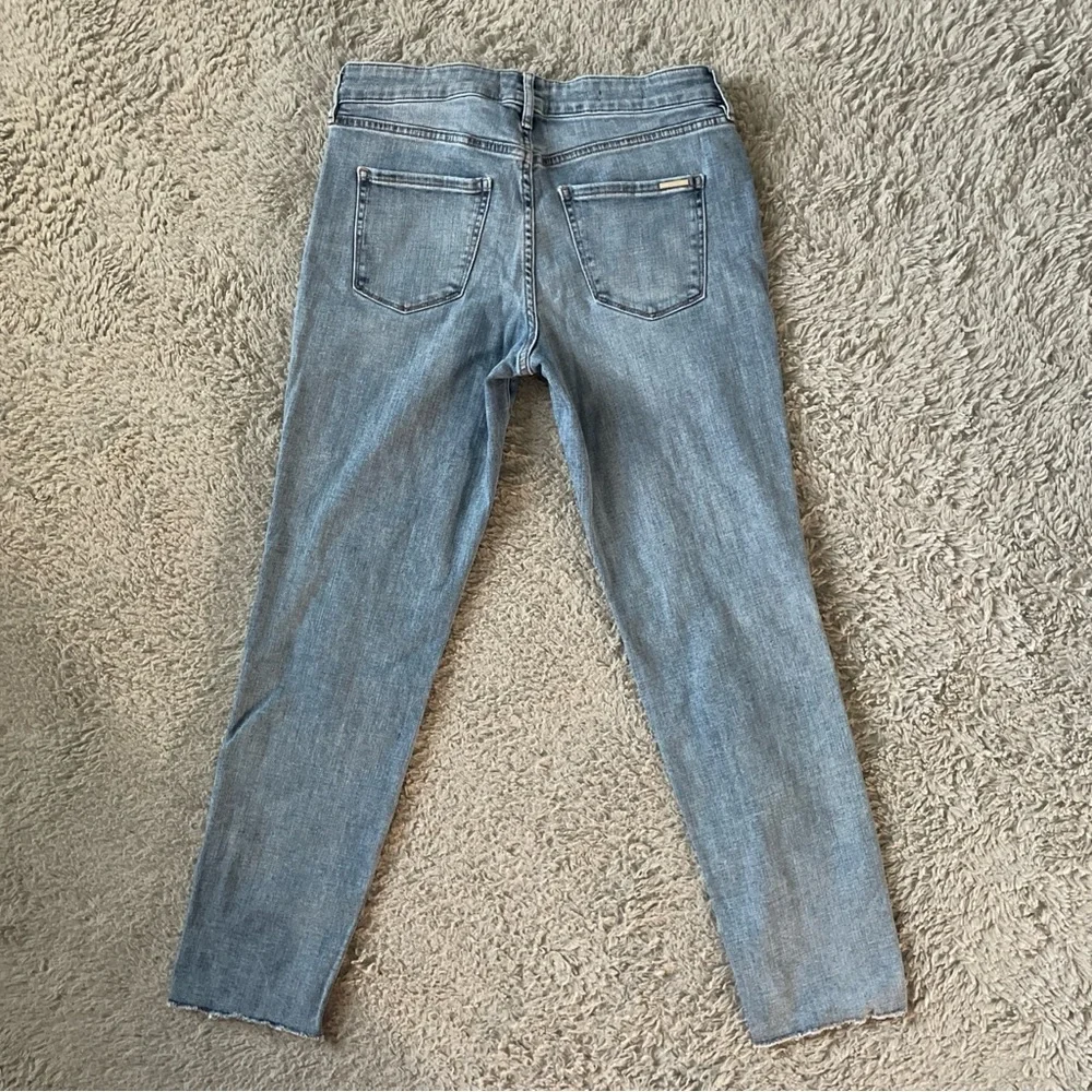 White House Black Market Women's Jeans The Girlfriend Sz 6 Light Wash Distressed - Picture 9 of 10